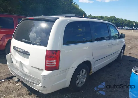 2010 Chrysler Town & Country Touring z USA, uszkodzony, nr VIN 2A4RR5D1XAR337192